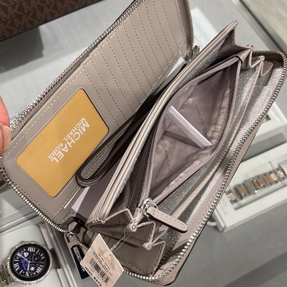 MICHAEL KORS LARGE TRAVEL CONTINENTAL WRISTLET WALLET BRIGHT WHITE SIGNATURE - Picture 9 of 16